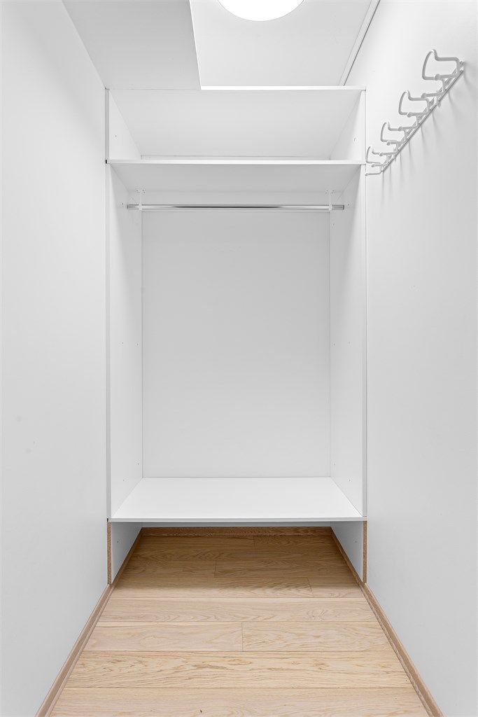 Garderon i gangen gir ryddig og effektiv oppbevaring av sko og ytterklær.