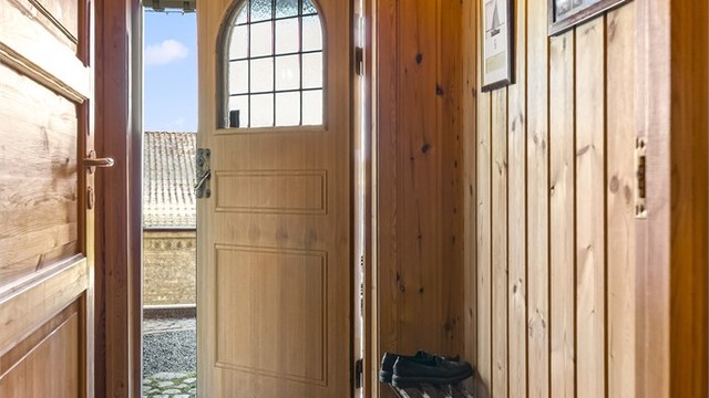 Egen inngang til den godkjente utleieleiligheten i første etasje.