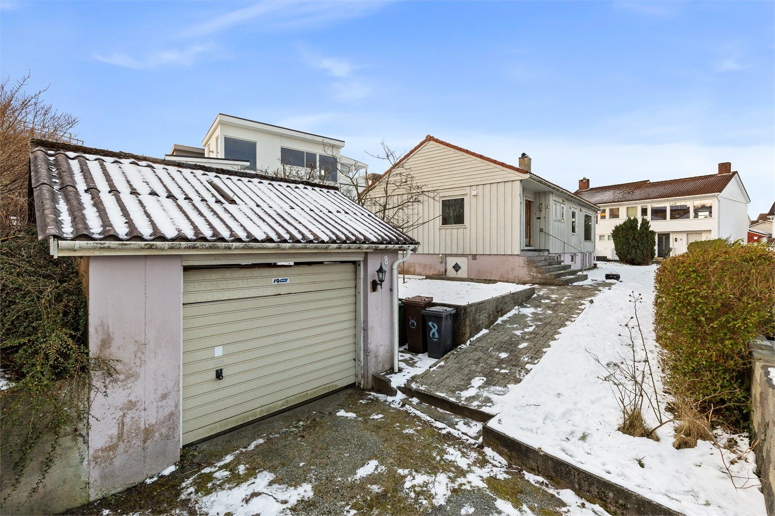 Til eiendommen hører en frittstående garasje. (Foto: Marianne Lyse)