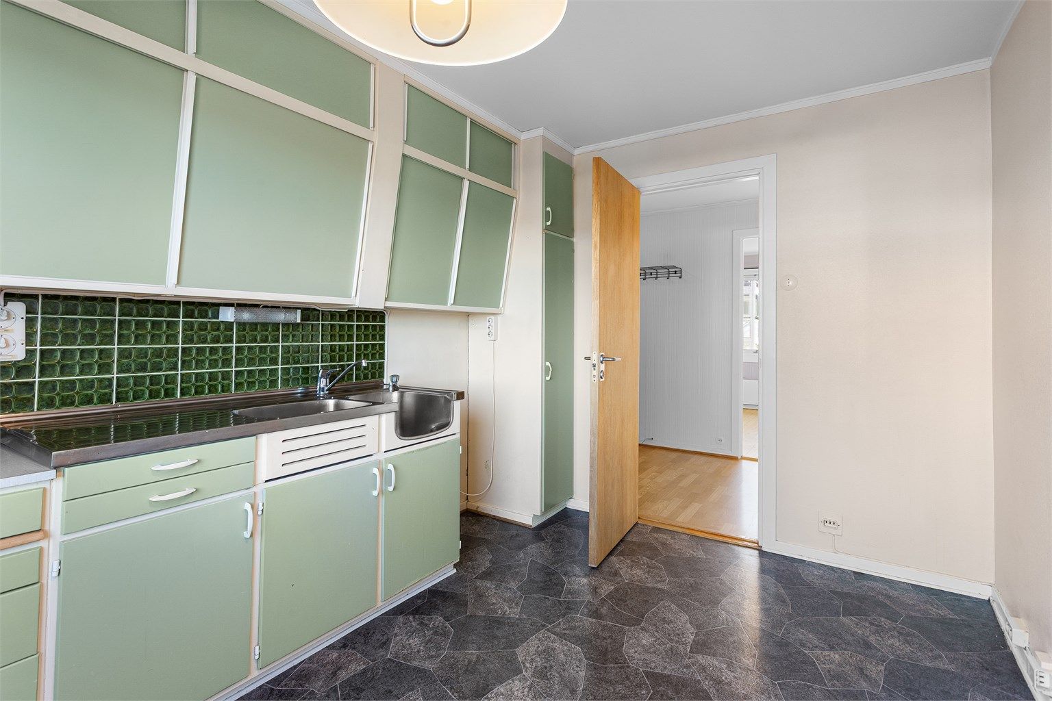 Fra kjøkkenet er det enkel adkomst til entréen og resten av leiligheten. Rommet har belegg på gulvet og malte flater.