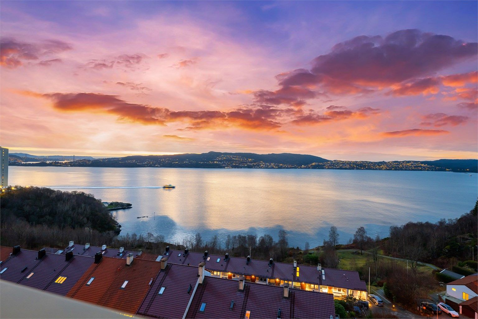 Fjorden byr på rikelig med båter og maritimt liv du kan følge med på. 