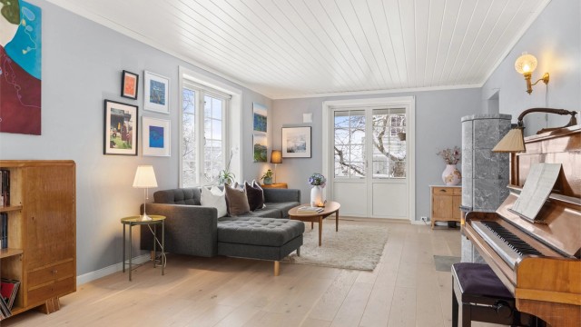 Utgang via doble terrassedører til vestvendt og overbygget terrasse og videre til hagen