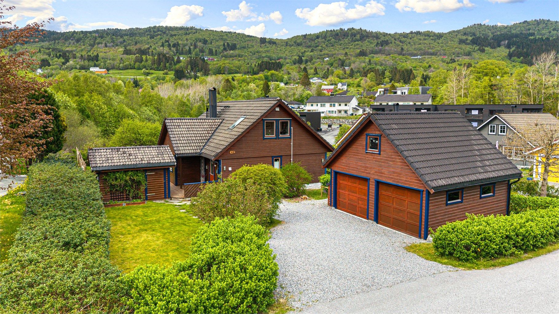 Dronefoto av fasade og garasje