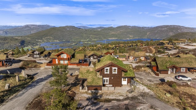 Her, 715 meter over havet, kan du nyte en fantastisk utsikt over Nisser, Mellomvatn og de omkringliggende fjellkjedene.
Fotograf: Fotograf Magik