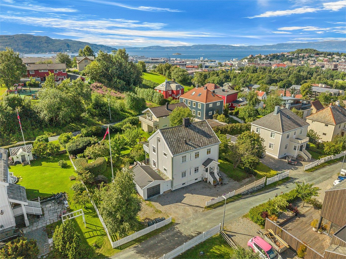 Her bor du med grønne omgivelser rundt boligen, samtidig som Sirkus Shopping, City Lade og øvrige servicetilbud er lett tilgjengelig.