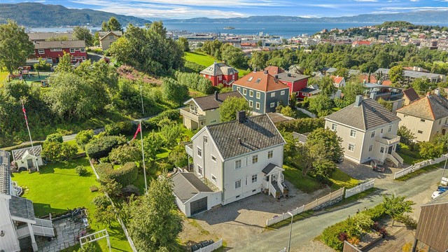 Her bor du med grønne omgivelser rundt boligen, samtidig som Sirkus Shopping, City Lade og øvrige servicetilbud er lett tilgjengelig.