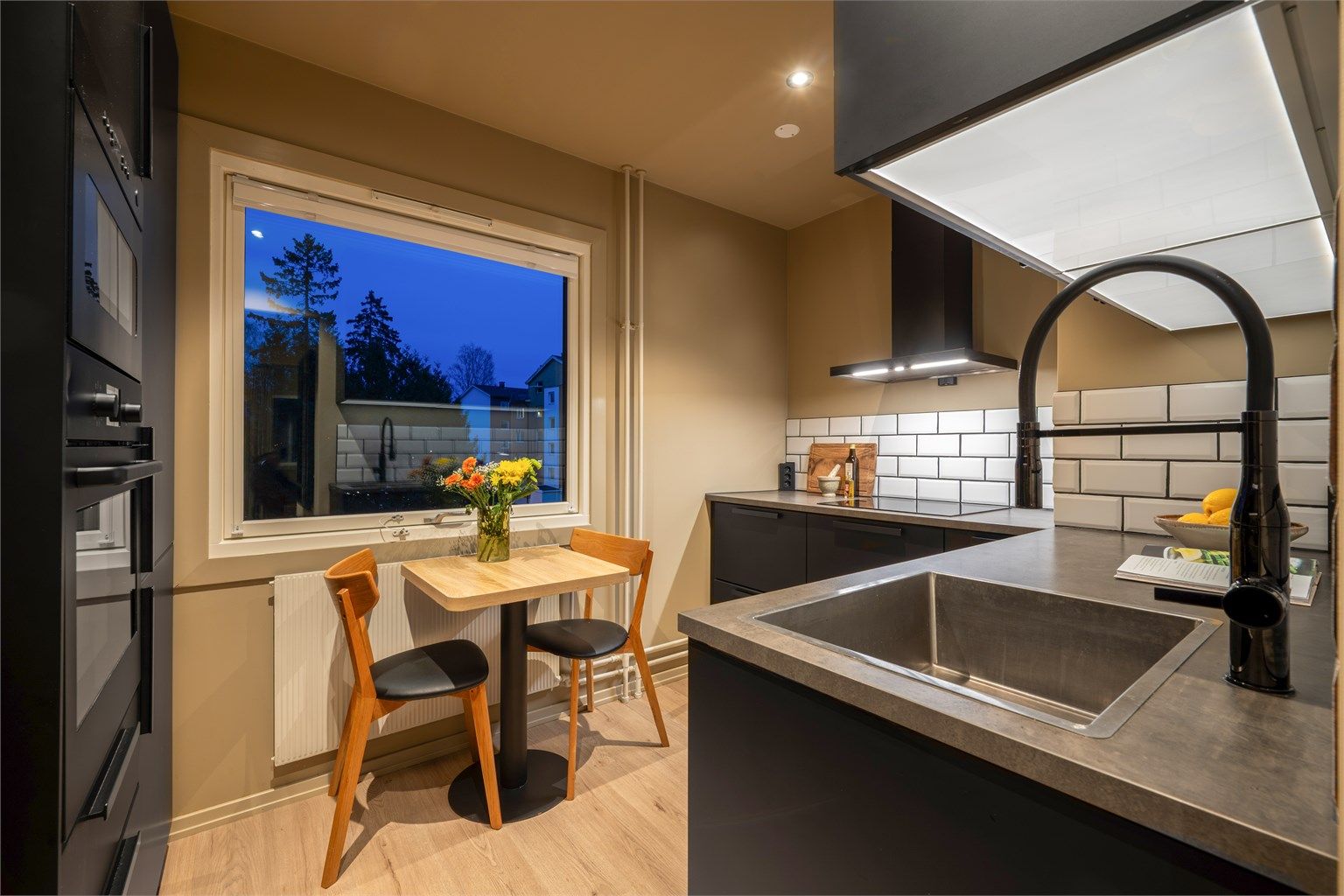 Kjøkkenet er separat fra stuen, noe som gir en funksjonell og tradisjonell rominndeling.