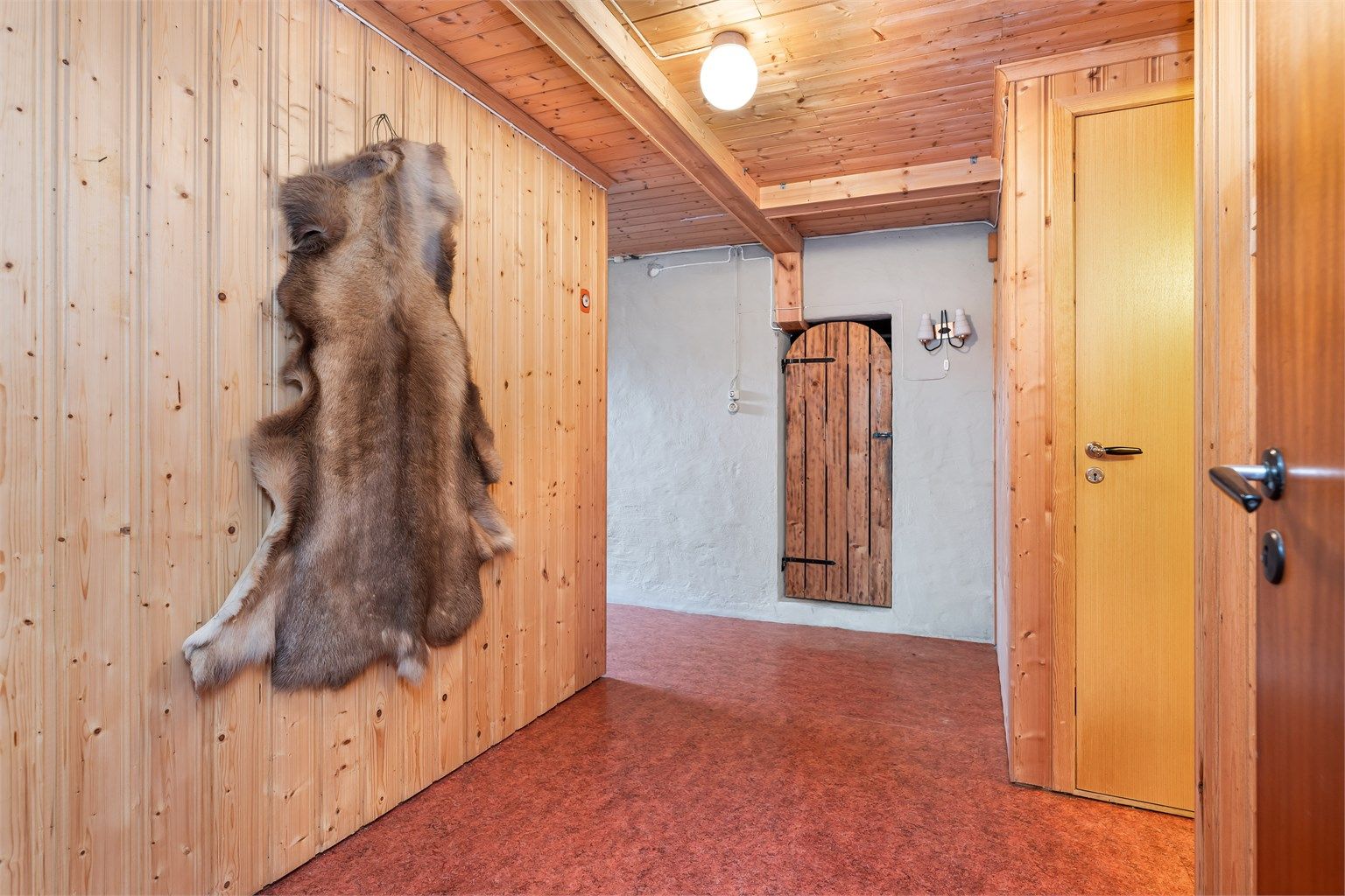Kjelleretasjen er opprinnelig byggemeldt som boder, og er ikke godkjent til varig opphold. Den gamle tredøren går inn til krypekjeller. 