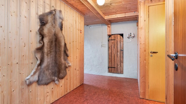 Kjelleretasjen er opprinnelig byggemeldt som boder, og er ikke godkjent til varig opphold. Den gamle tredøren går inn til krypekjeller.