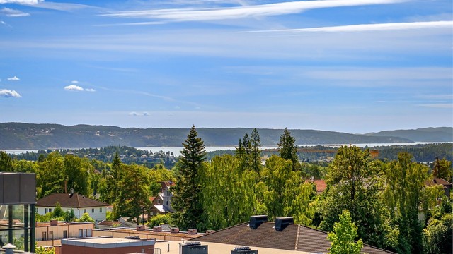 Både fra uteplassen og kjøkkenet er det utsyn mot fjorden. Her kan man se innseilingen inn til Oslo