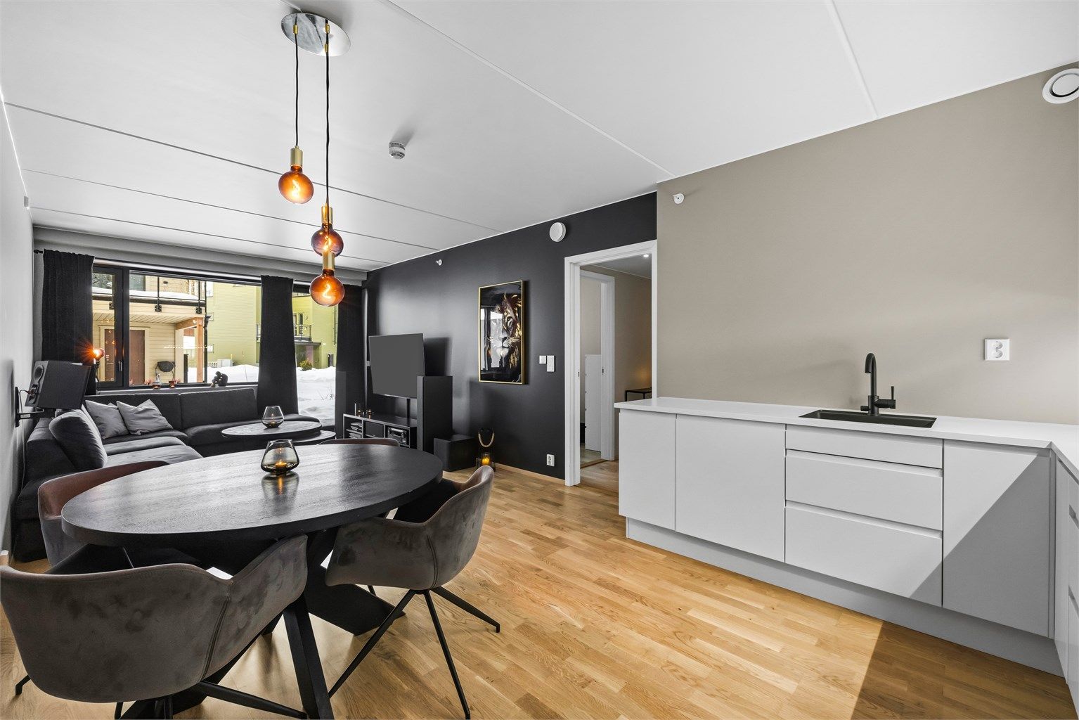 Den åpne og luftige atmosfæren kjennetegner leilighetens gjennomgående gode standard.