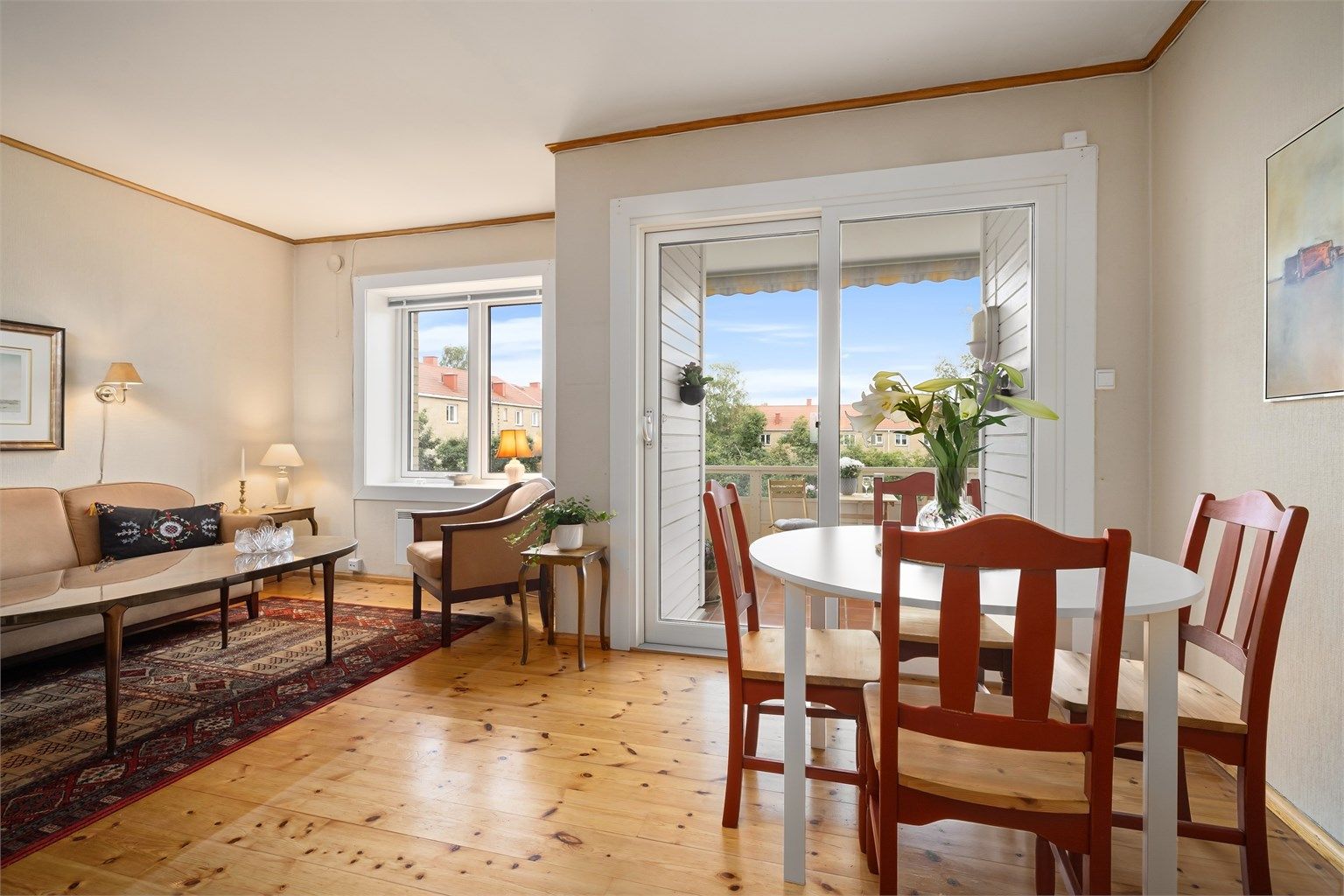 Fra stuen er det utgang til solrik, vestvendt balkong med gode solforhold