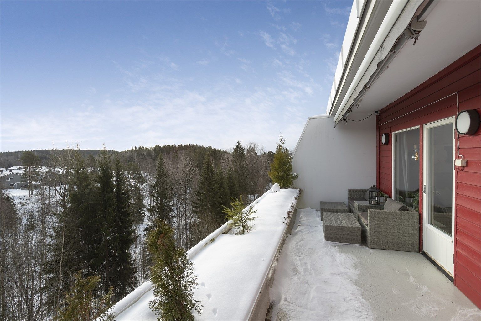 Leiligheten har en usjenert og attraktiv plassering innerst på feltet, med to store balkonger og sol fra morgen til kveld