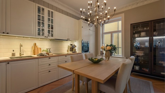 Kjøkkenventilator med kullfilter er montert over platetoppen.