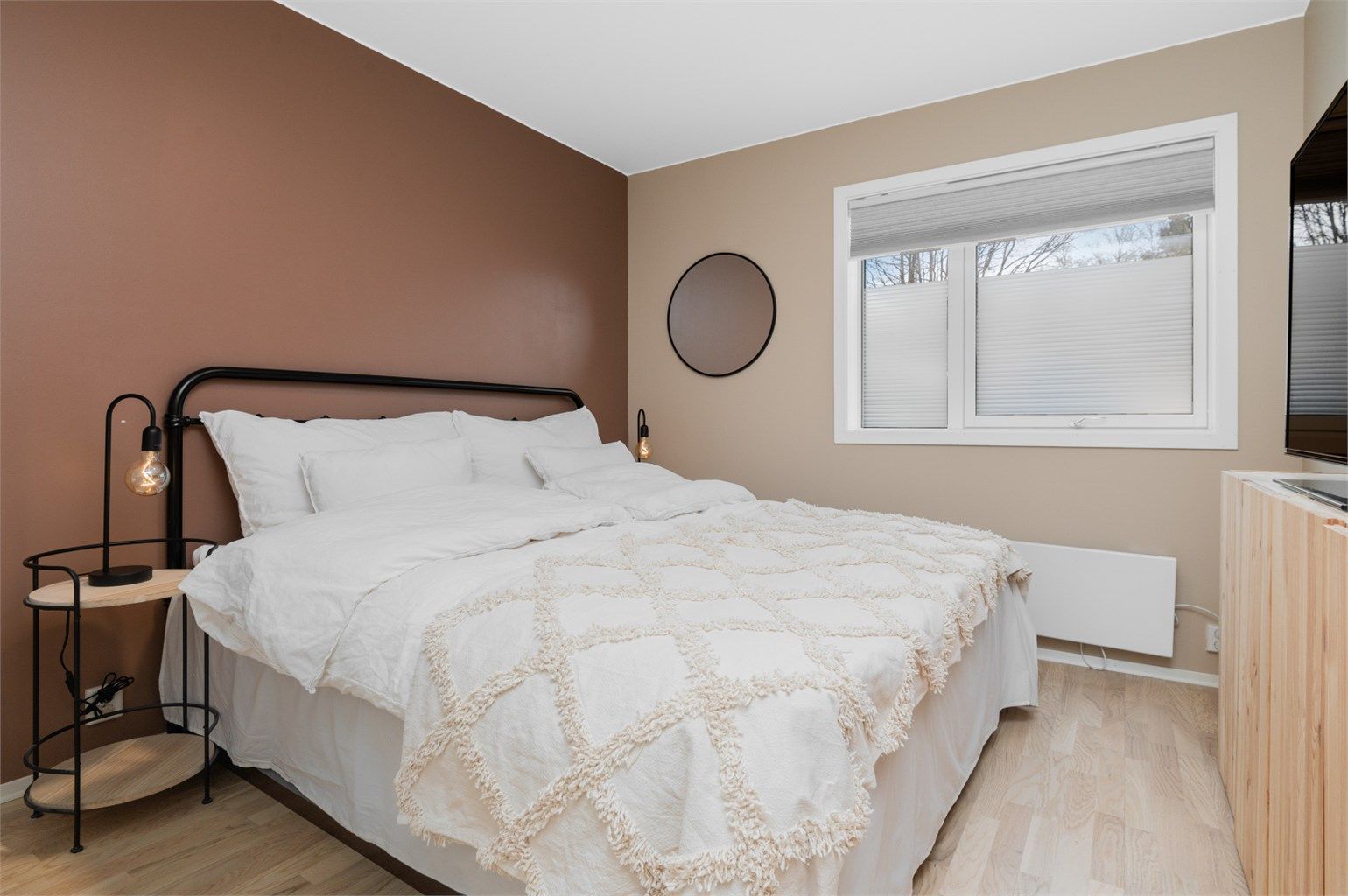 Hovedsoverommet er på 10 kvm og har plass til dobbeltseng av ønsket størrelse og nattbord.