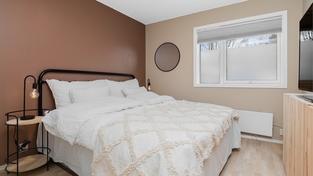 Hovedsoverommet er på 10 kvm og har plass til dobbeltseng av ønsket størrelse og nattbord.