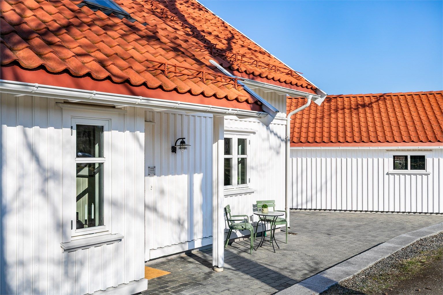 Mellom inngangsdøren og garasjen er det kun et fåtall skritt å gå. Praktisk er det i tillegg at inngangspartiet er på den skjermede, østre siden.