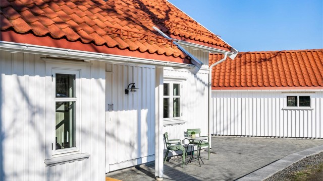 Mellom inngangsdøren og garasjen er det kun et fåtall skritt å gå. Praktisk er det i tillegg at inngangspartiet er på den skjermede, østre siden.