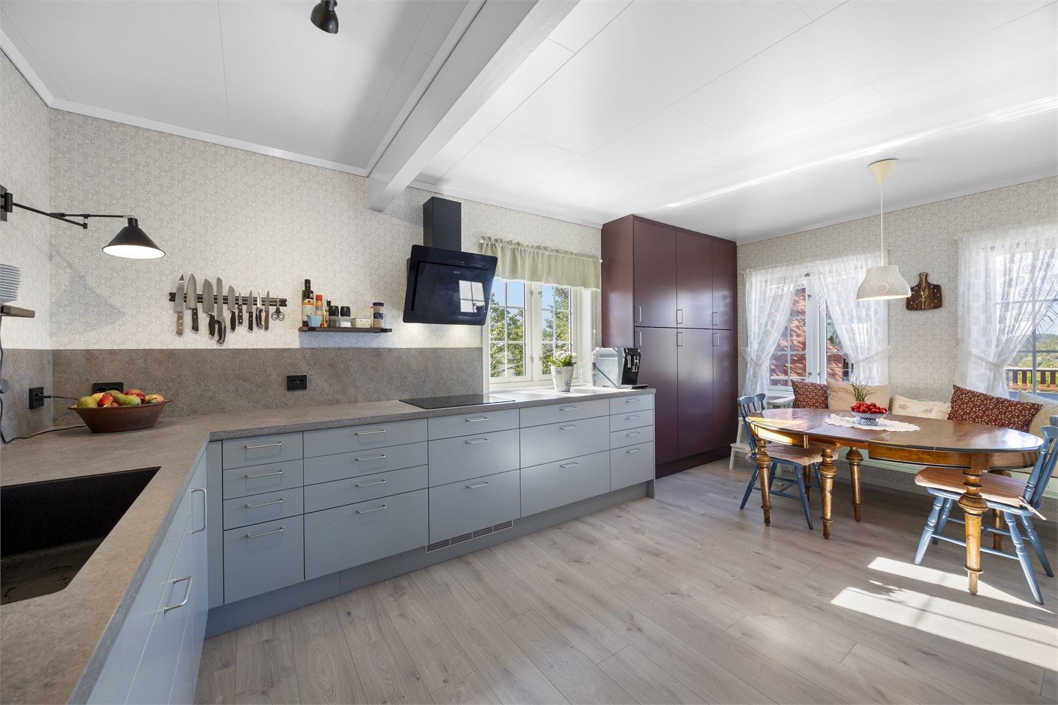 God plass til frokostbord og godt med skap- og benkeplass.