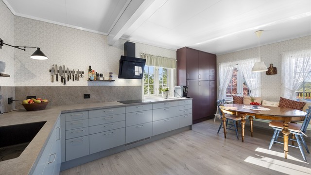 God plass til frokostbord og godt med skap- og benkeplass.