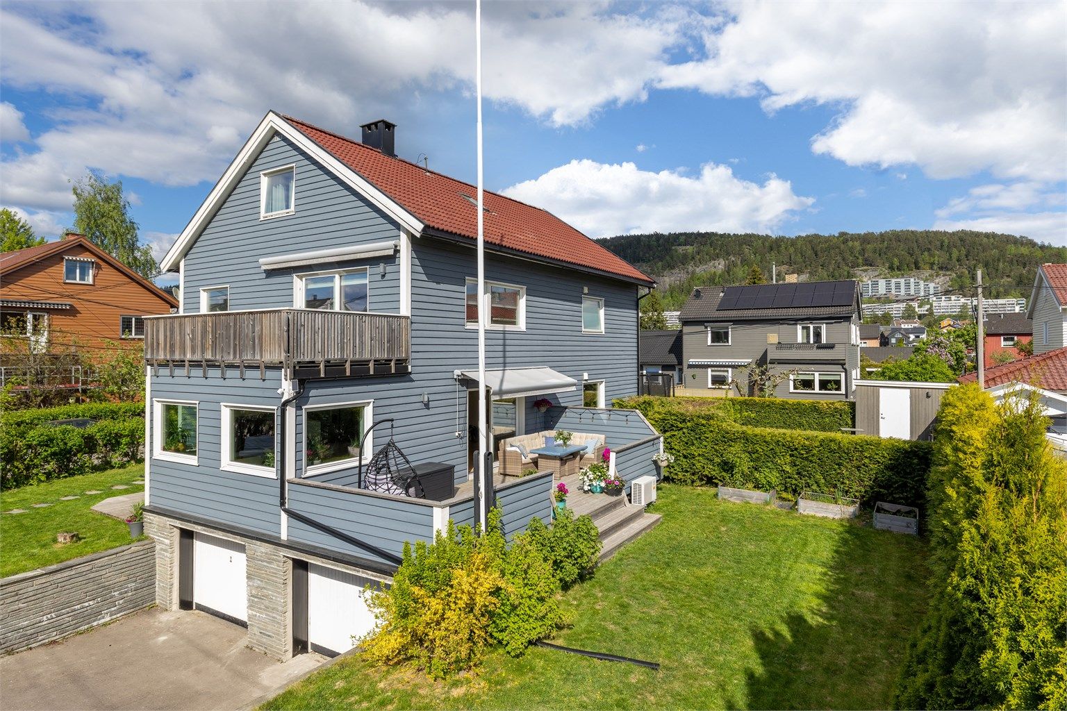 Velkommen til Orionveien 4! En innholdsrik halvpart av tomannsbolig fordelt over kjeller- og 1.etasje