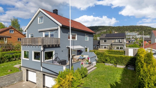 Velkommen til Orionveien 4! En innholdsrik halvpart av tomannsbolig fordelt over kjeller- og 1.etasje