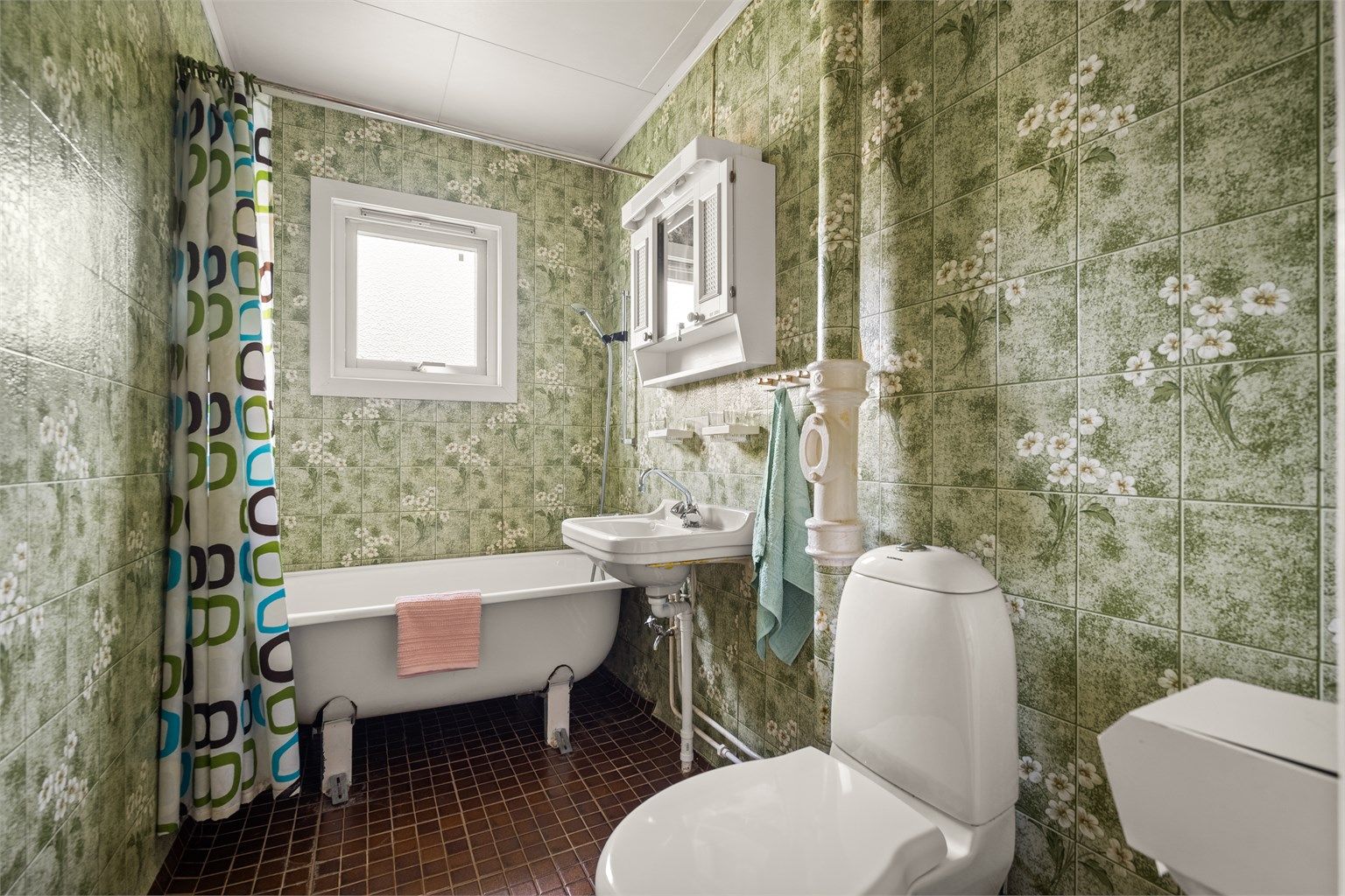 Badet er fra byggeåret og er utstyrt med frittstående badekar, servant og toalett. Det må påregnes oppgradering (TG3).