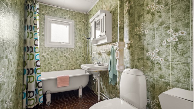 Badet er fra byggeåret og er utstyrt med frittstående badekar, servant og toalett. Det må påregnes oppgradering (TG3).