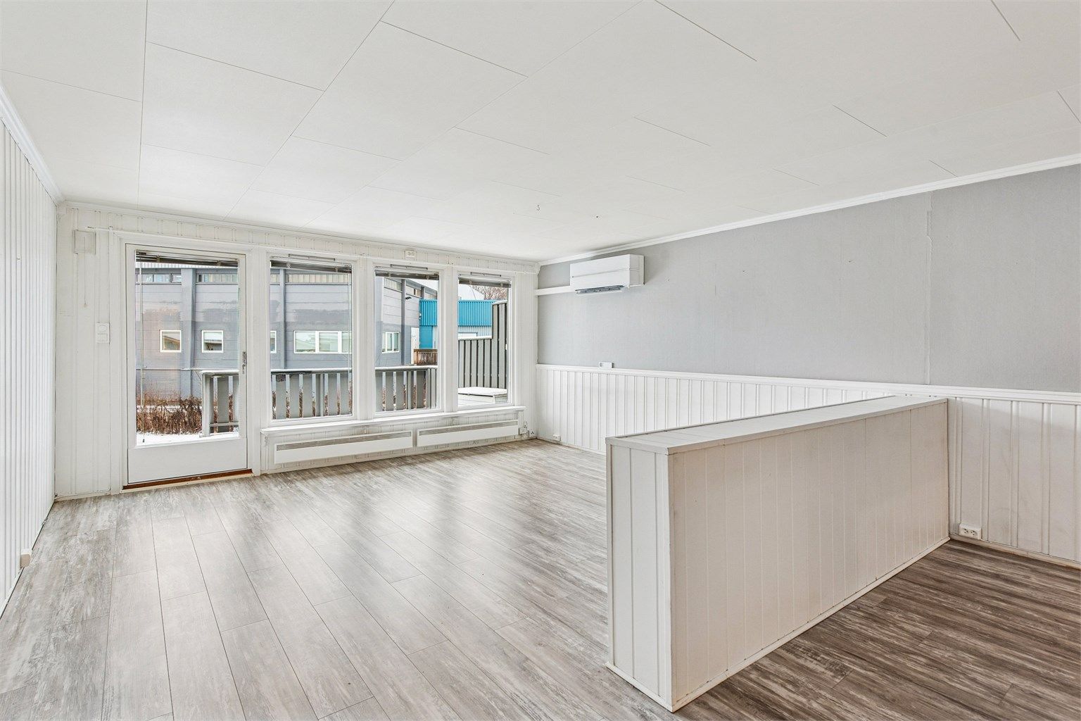 Stor stue med peisovn og utgang til romslig og solrik terrasse.