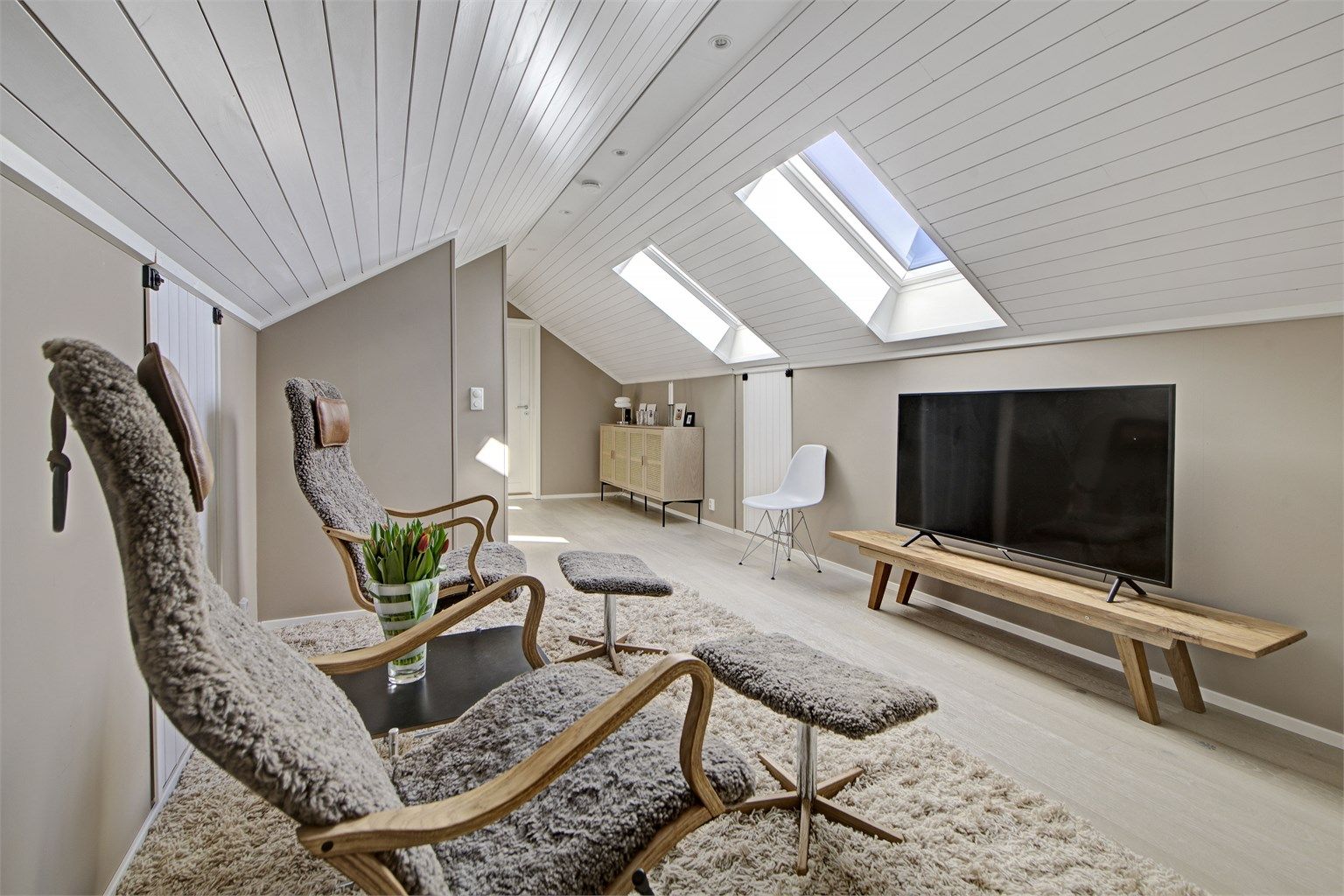 Stue - i loftsetasje - plass til sofaløsning og tv - downlights i himling - 2 stk takvinduer fra 2025