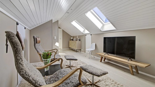 Stue - i loftsetasje - plass til sofaløsning og tv - downlights i himling - 2 stk takvinduer fra 2025