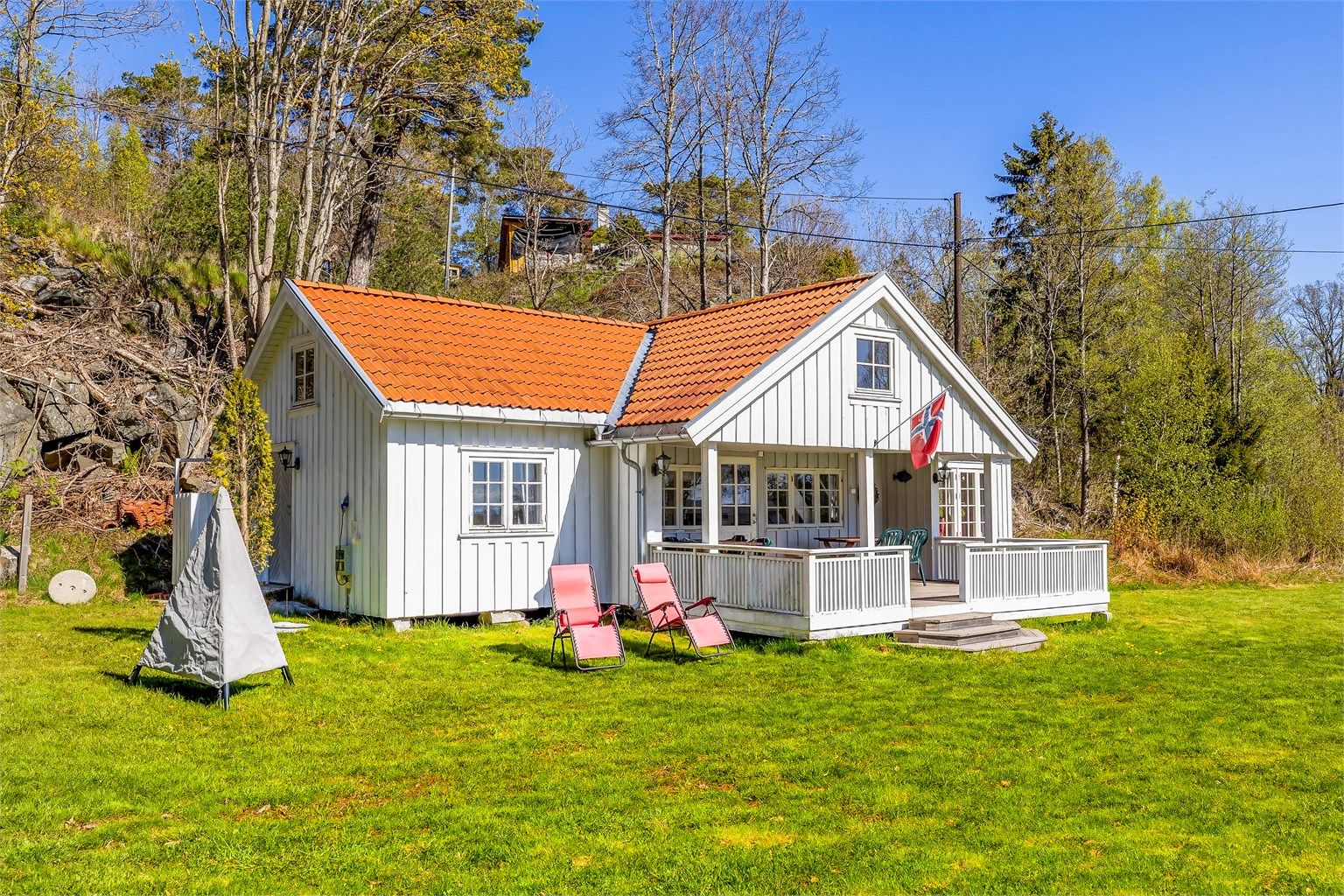 Med bredsiden mot sjøen.