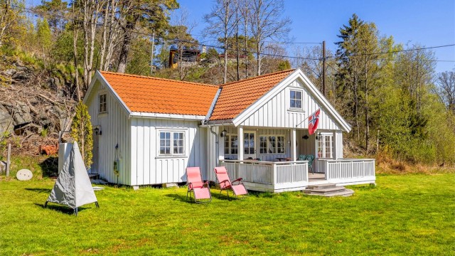 Med bredsiden mot sjøen.