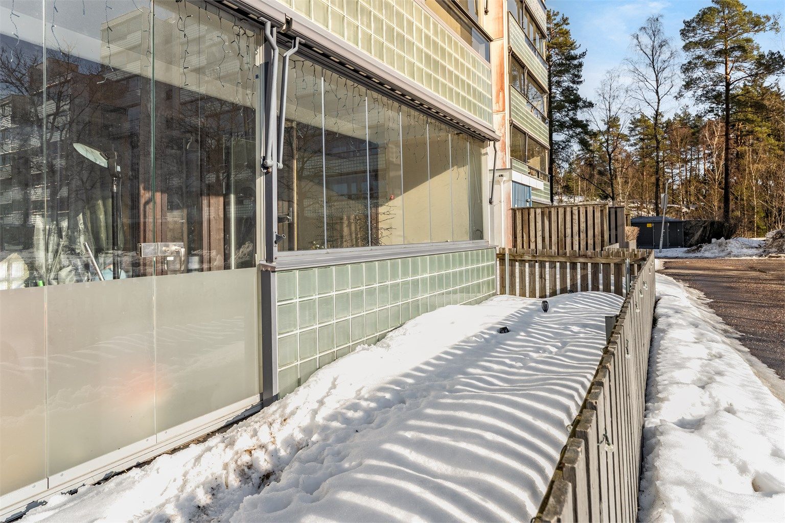 Balkongen har utgang til en liten forhage som disponeres og vedlikeholdes av leiligheten.