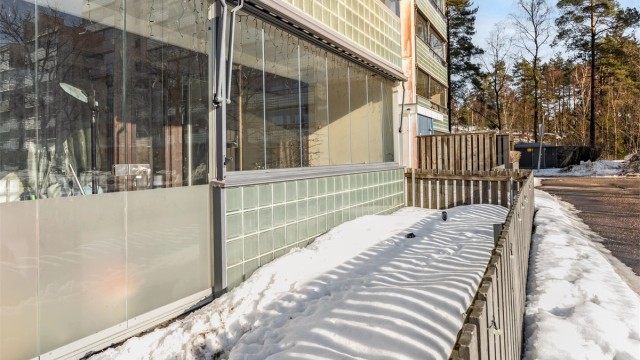 Balkongen har utgang til en liten forhage som disponeres og vedlikeholdes av leiligheten.