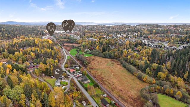 Heggedal sentrum er få minutter unna med bil, og ca. 20 minutter unna til fots.