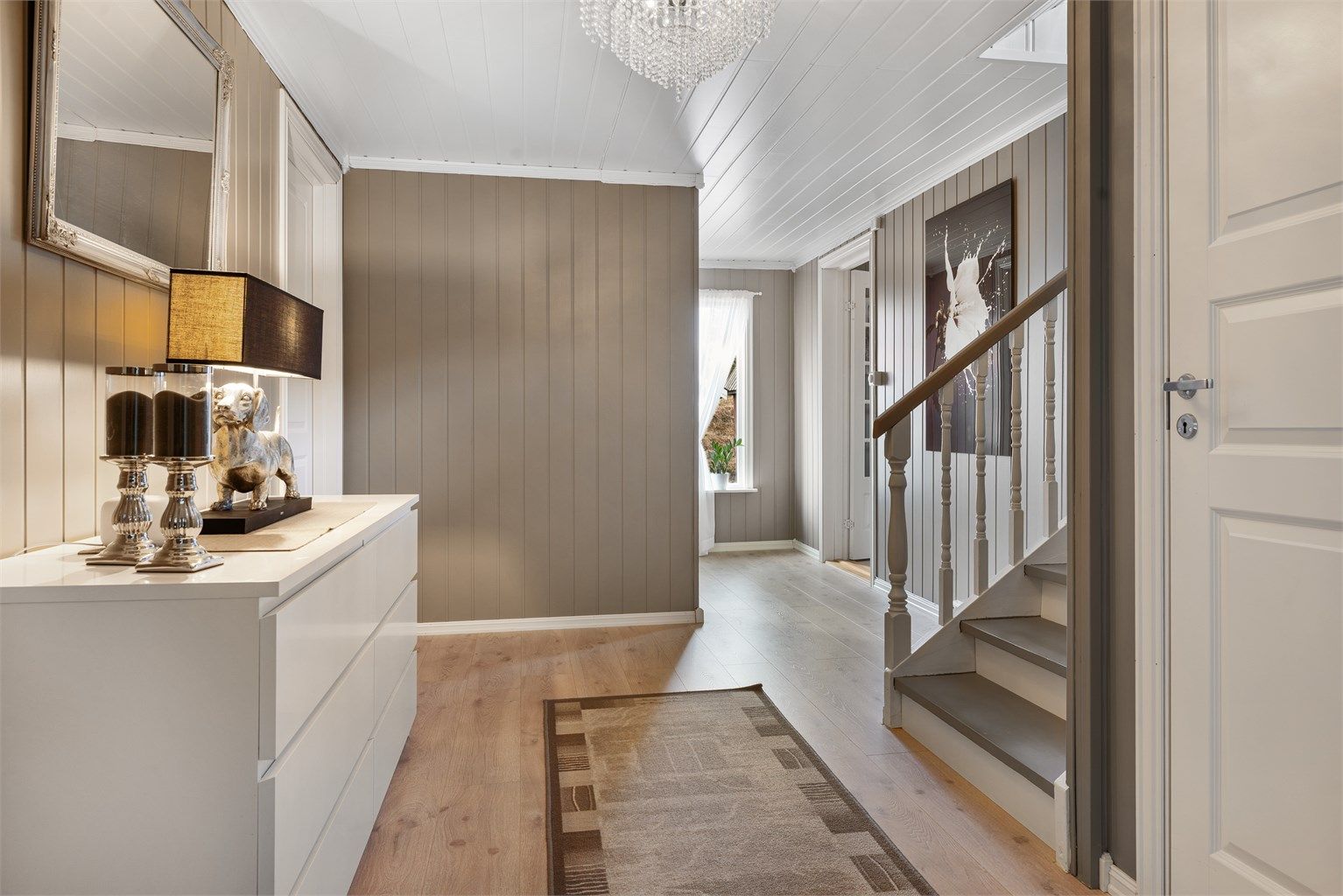 Gangen binder alle rommene sammen og med trapp opp til andre etasje