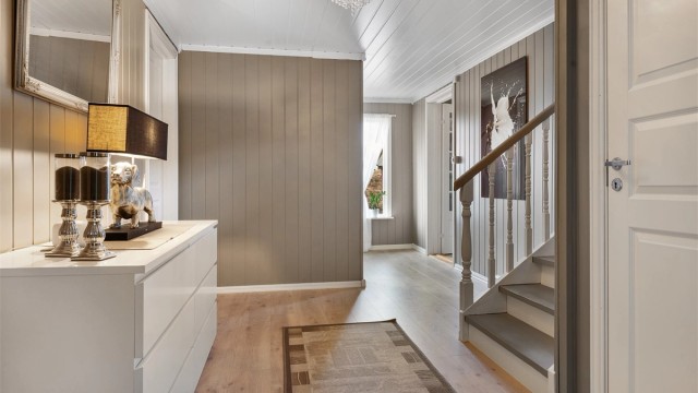 Gangen binder alle rommene sammen og med trapp opp til andre etasje