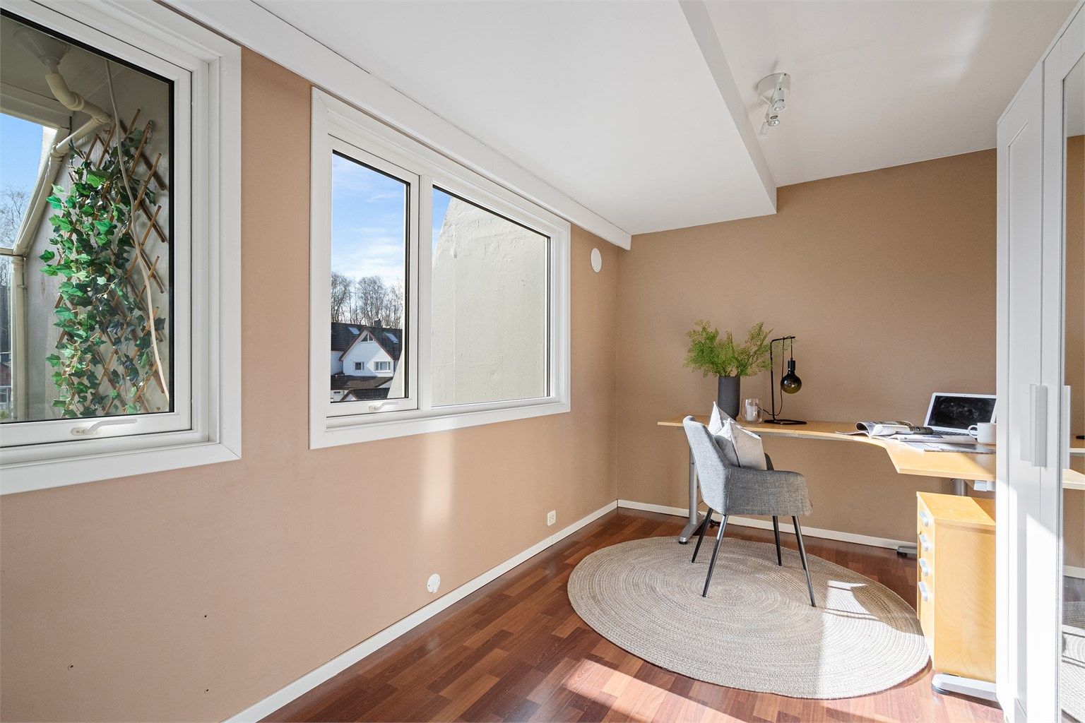 Ønsker man heller et hjemmekontor, tv-stue har man mulighet for det her. Det er flere bruksmuligheter for dette store rommet. 