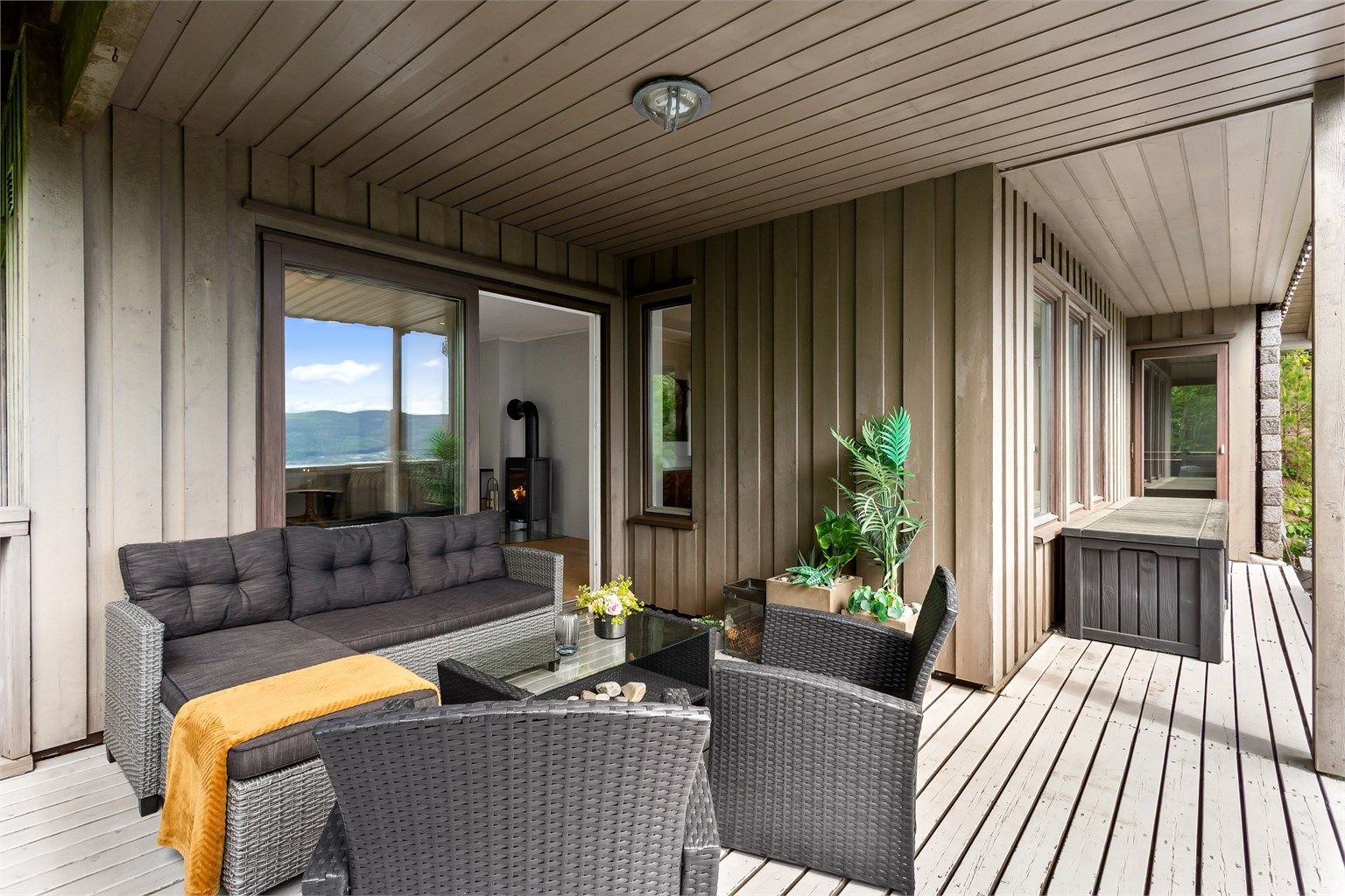 Delvis overbygget terrasse på 71 kvm (over to nivåer), med god plass til flere utesoner.