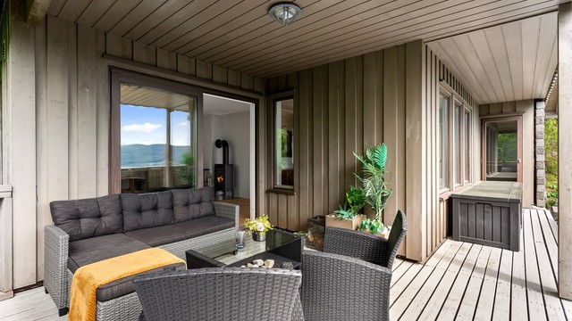 Delvis overbygget terrasse på 71 kvm (over to nivåer), med god plass til flere utesoner.