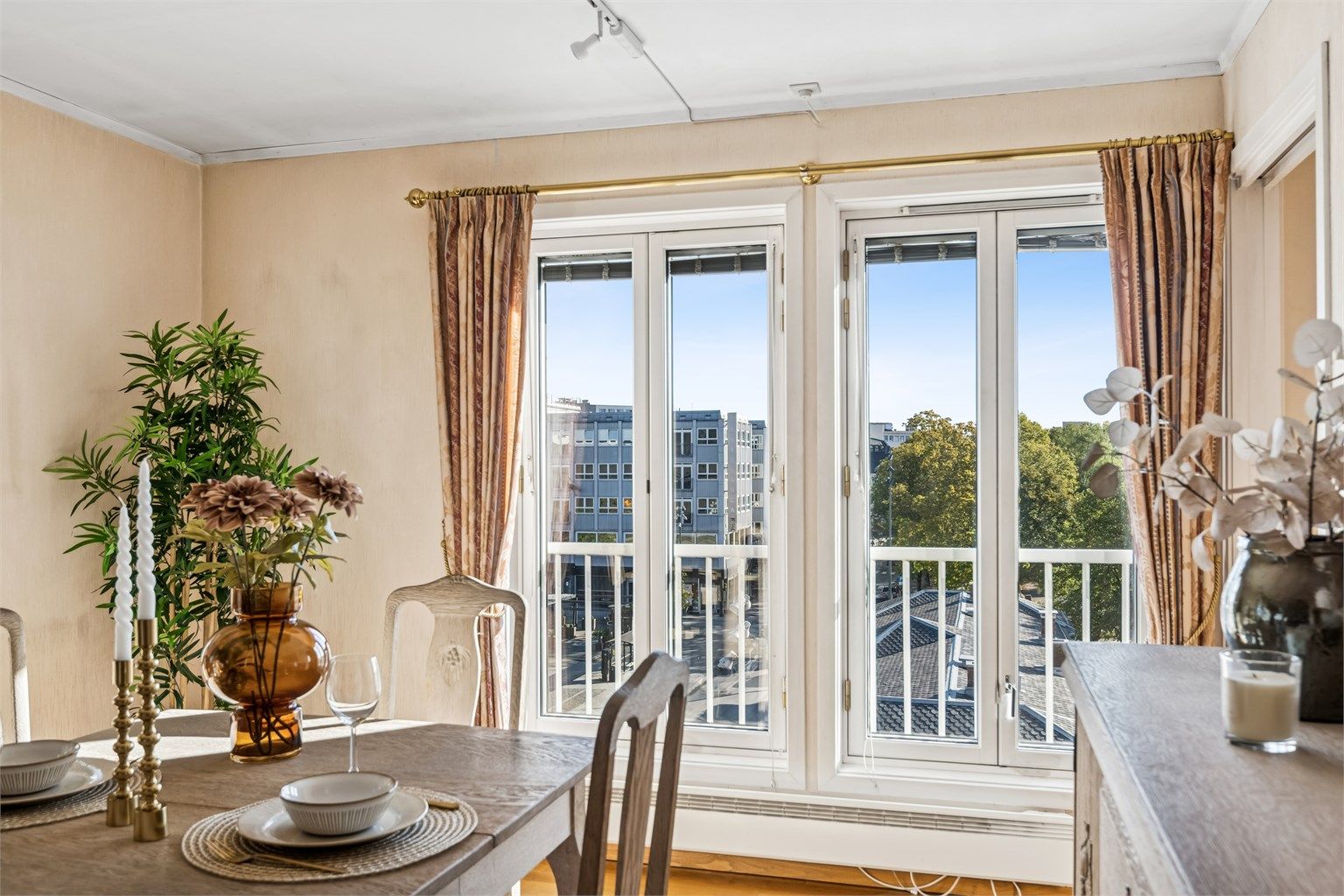 Spisestue hvor man kan følge med på bylivet rett utenfor. 