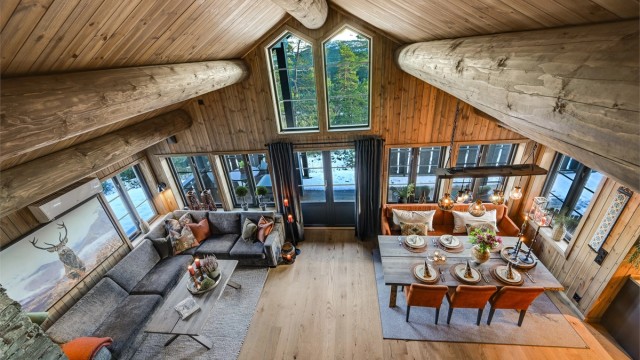 Hytta ble ferdigstilt i 2023 og fremstår som ny. Den er meget delikat og funksjonelt innredet med flere «soner».