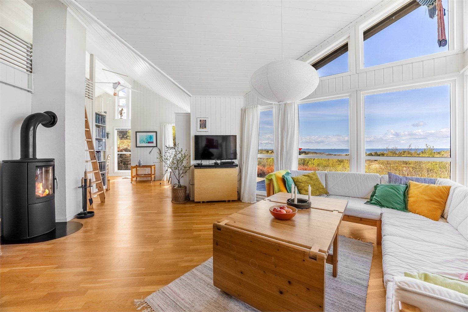 Man har god plass til stor sofagruppe med tilhørende TV-møblement og spisegruppe i stua. Hytta er oppvarmet med peisovn og elektrisitet. 