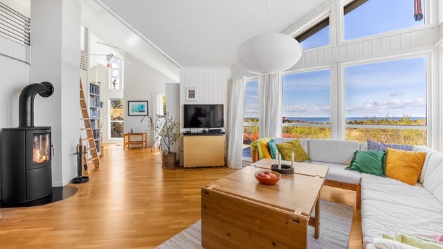 Man har god plass til stor sofagruppe med tilhørende TV-møblement og spisegruppe i stua. Hytta er oppvarmet med peisovn og elektrisitet.