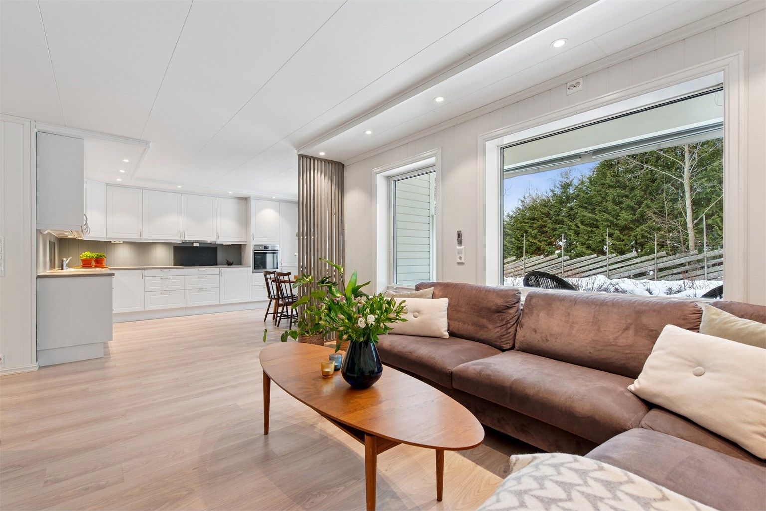 Fra stuen er det utgang til sørvestvendt platting med elektrisk markise 