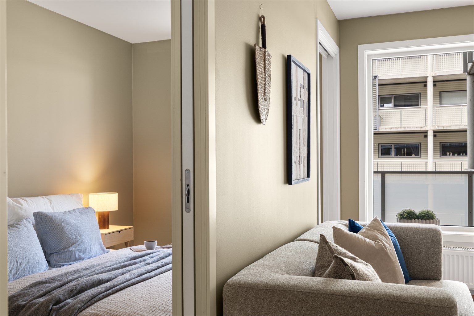 Soverommet ligger adskilt fra stuen, tilgjengelig via plassbesparende skyvedører.