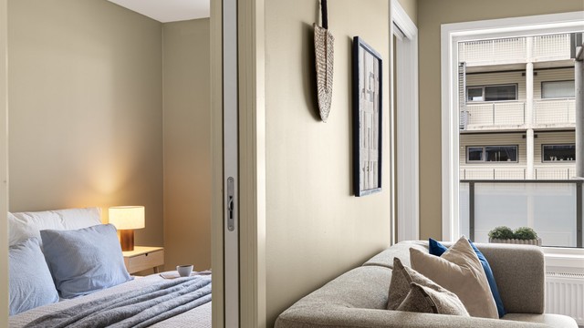 Soverommet ligger adskilt fra stuen, tilgjengelig via plassbesparende skyvedører.