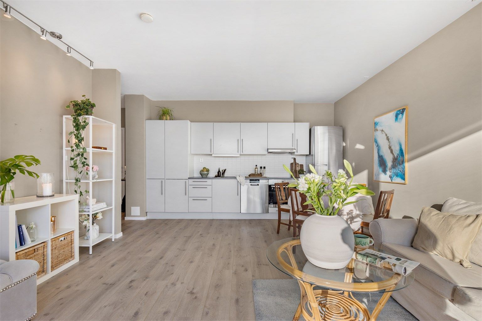 Det er store vindusflater langs hele kortsiden i stuen, som gir rikelig med lysinnslipp og skaper en luftig og åpen romfølelse. 