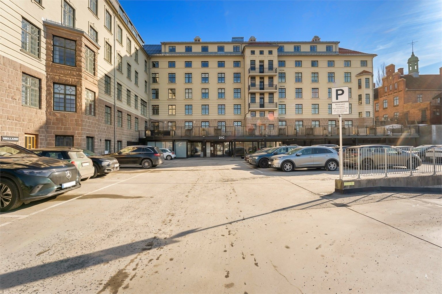 Bygningen, tidligere Statens Lærerindeskole, ble ombygget i 2014 og har en fredet fasade.